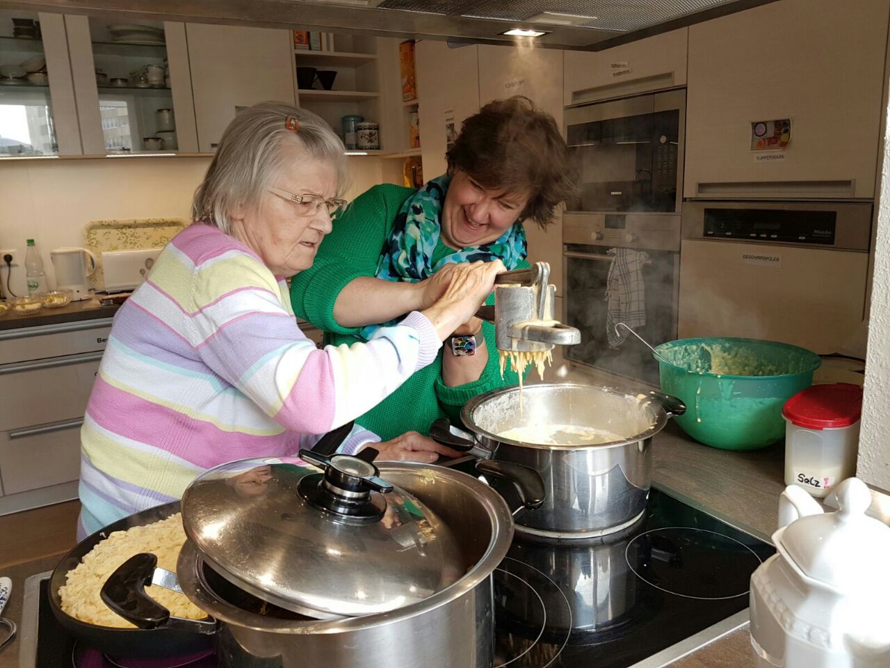Aus dem Alltag der DRK Wohnpflegegemeinschaft Langenfelde Gemeinsames Kochen