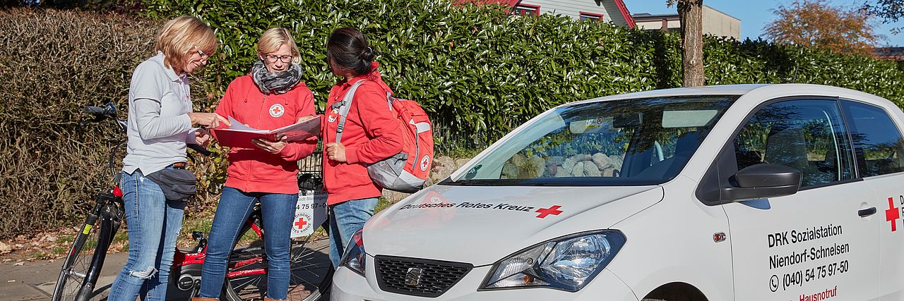 Mitarbeiter der Ambulanten Pflege mit Auto und Fahhrad
