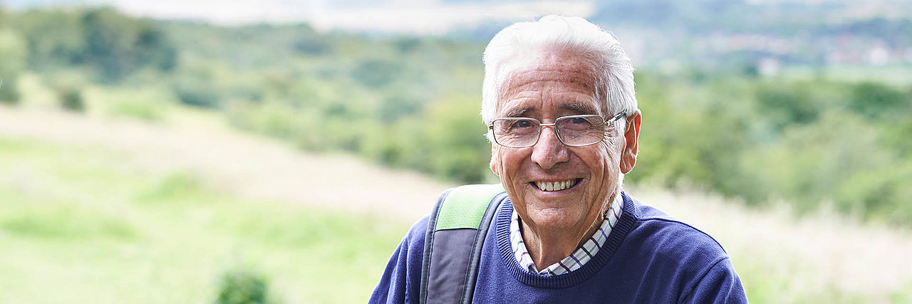 Senior lächelt in die Kamera