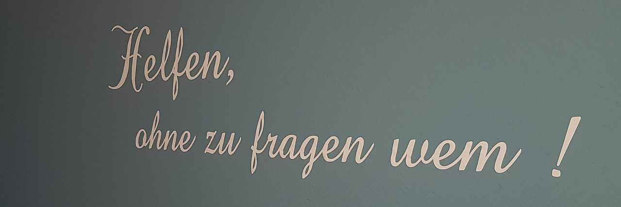 Text-Zitat von Henry Dunant: Helfen, ohne zu fragen wem